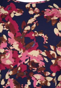 Abstrakt blommönster med rosa, krämfärgade, bruna och blå former på en mörk marinblå strukturerad tygbakgrund.