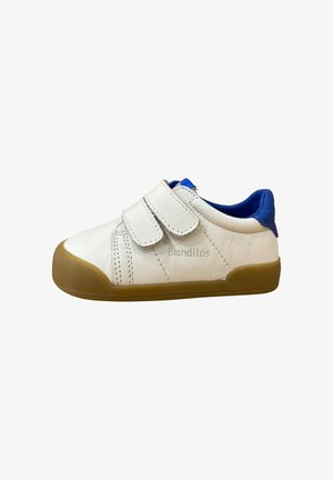 Zapato infantil blanco con dos correas de velcro, forro interior azul y suela de goma marrón, con el nombre de la marca "Blanditos" en el lateral.