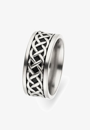 Sølvring med et hævet keltisk knudemønster, der vikles omkring båndet, og sorte baggrundsaccents inden for designet.