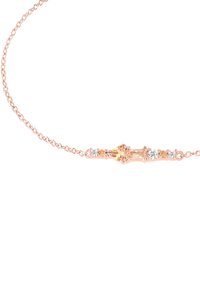 Collana in oro rosa con una pietra centrale arancione fiancheggiata da pietre trasparenti, con una delicata catena e una finitura liscia e lucida.