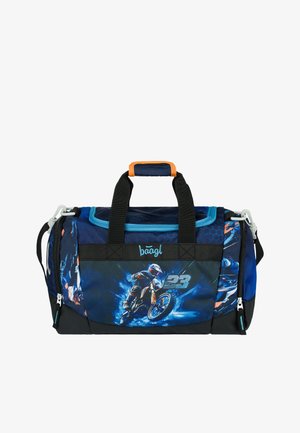 Blaue und schwarze Sporttasche mit einem Motorrad-Design, ausgestattet mit einem kontrastierenden orangen Griff, strukturiertem Material und zwei schwarzen Griffen.
