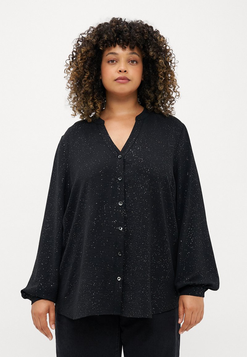 Zwarte blouse met knoopsluiting, een V-hals, lange mouwen, een gestructureerde stof en verspreide metallic accenten. Heeft een relaxte pasvorm en knoopsluiting.