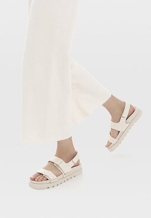 Stradivarius, Sandales à plateforme - off-white