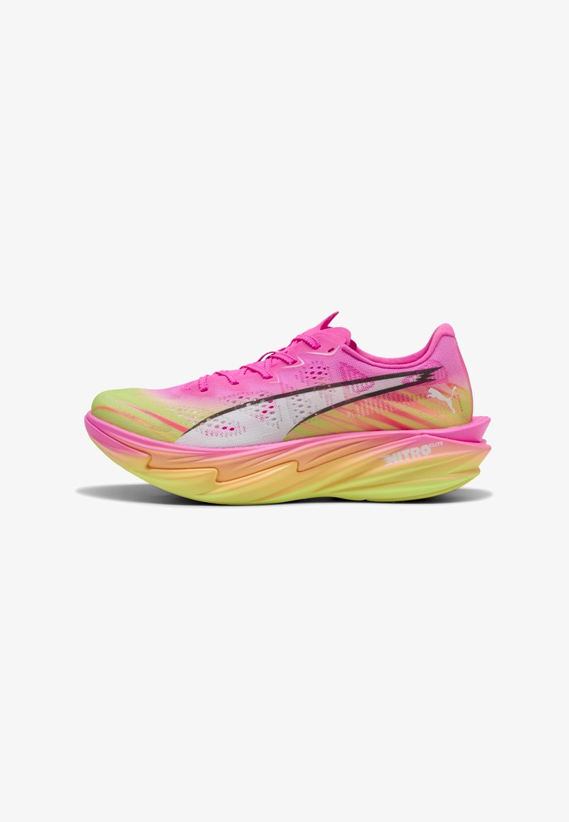 Chaussure de course rose vif et jaune avec une semelle épaisse et rembourrée et le logo Puma distinctif sur le côté, conçue pour la performance athlétique.