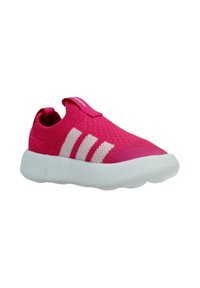 Zapatilla ligera rosa con parte superior de punto transpirable, con el logotipo de tres franjas blancas y una suela blanca acolchada.