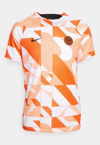 Camisa de Nike de manga corta de color naranja y blanco con estampado geométrico, cuello redondo y un logo negro en el pecho.