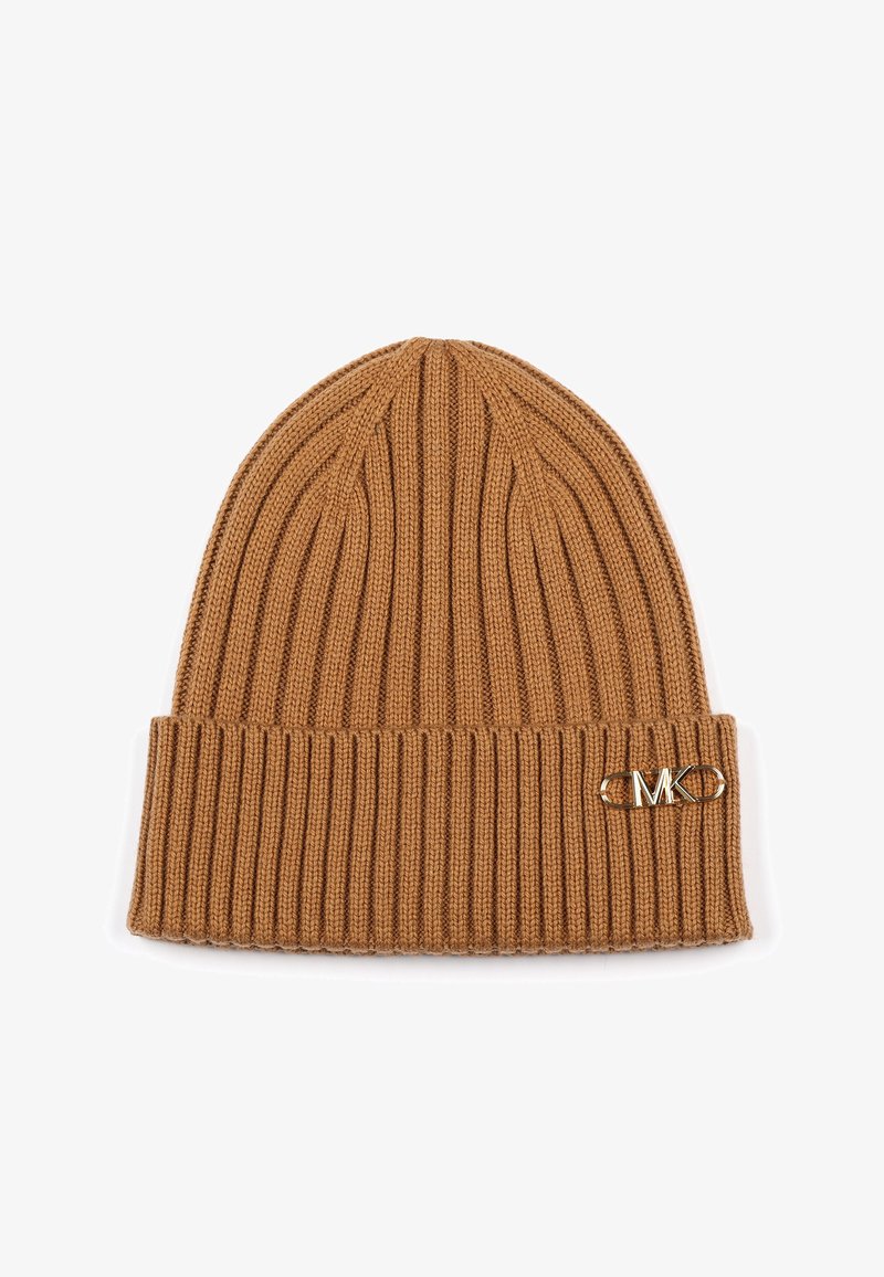 Gebreide bruine beanie met een geribde textuur, voorzien van een opgerolde rand en een gouden "MK" logo accent aan de zijkant.