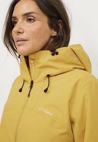 Áhkká SHELL W - Let jakke / Sommerjakker - dunkelgelb