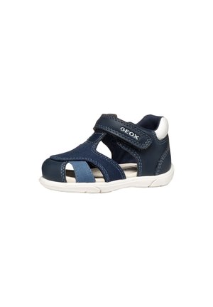 Sandalo per bambino blu navy con punta chiusa, cinturino in velcro regolabile, suola bianca e marchio "GEOX" sul lato.