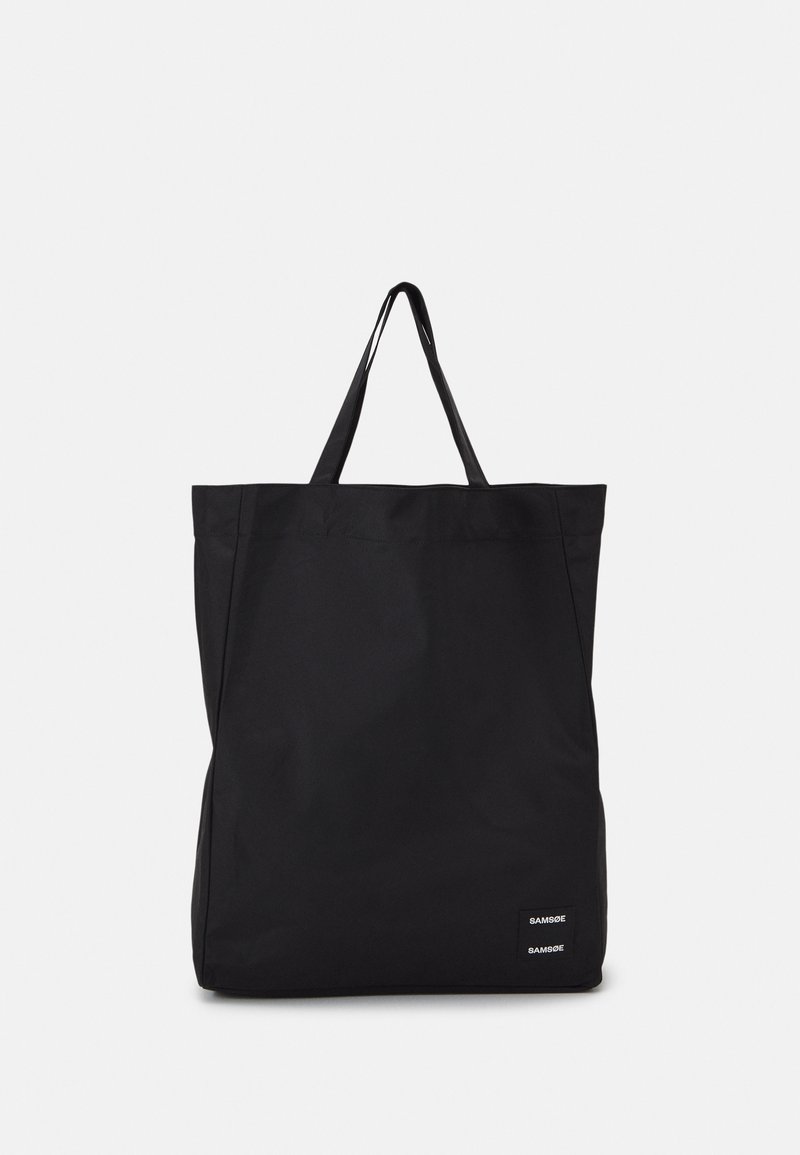 Borsa tote nera realizzata in tessuto resistente, con due manici robusti e un piccolo etichetta del marchio nell'angolo in basso a destra.