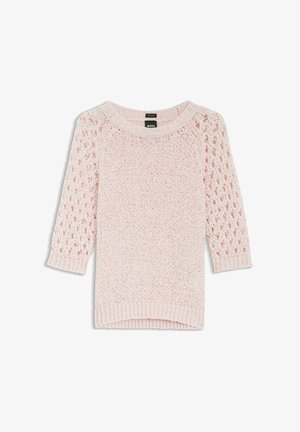 Hellrosa gestrickter Pullover mit dreiviertellangen Spitzenärmeln sowie geripptem Saum und Halsausschnitt, flach liegend.