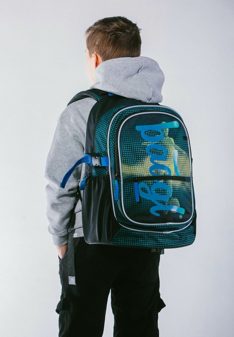 Černý a modrý batoh s mřížkovým designem, s velkým modrým logem na přední straně, nastavitelné popruhy a elegantní, moderní tvar.