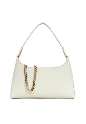 Sac à main en cuir crème avec une bandoulière unique et une chaîne dorée décorative drapée sur le devant, sur fond blanc.