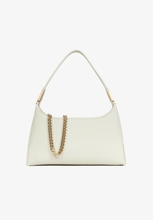 Sac à main en cuir crème avec une bandoulière unique et une chaîne dorée décorative drapée sur le devant, sur fond blanc.