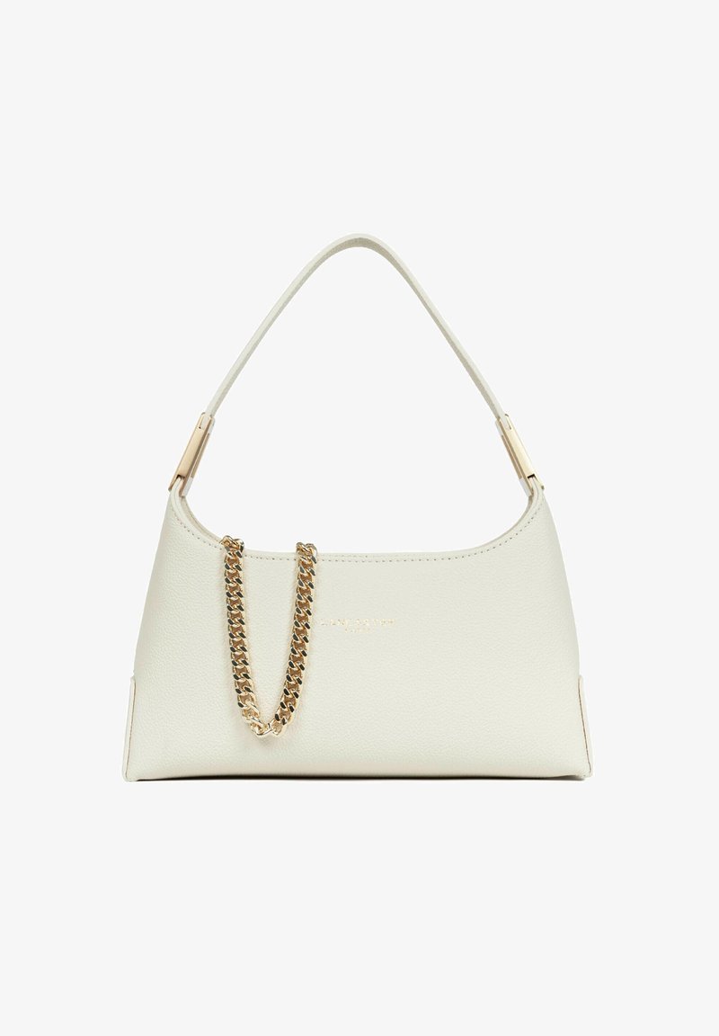 Sac à main en cuir crème avec une bandoulière unique et une chaîne dorée décorative drapée sur le devant, sur fond blanc.
