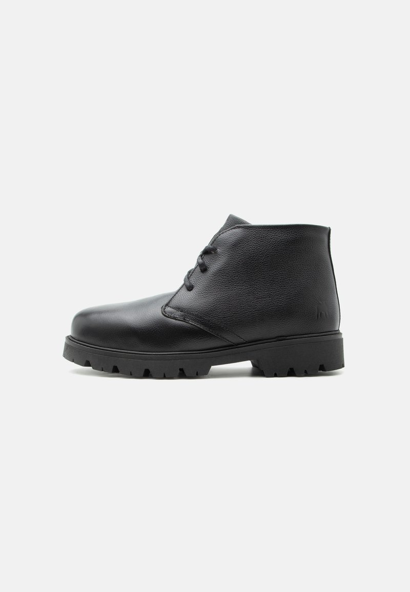 Bottine en cuir noir avec lacets à l'avant et semelle robuste, vue de profil sur un fond clair.