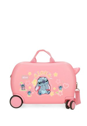 Maleta infantil rosa con el personaje Stitch, texto "ALOHA", estrellas, corazones, un asa y cuatro ruedas para facilitar el transporte.