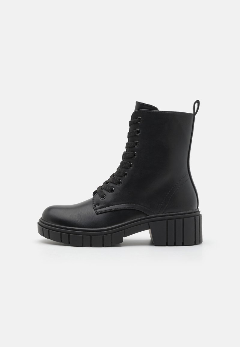 Botte en cuir noir mi-mollet à lacets avec semelle épaisse en caoutchouc et talon bloc, vue de côté sur fond blanc.
