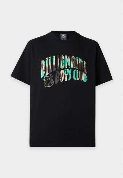 Μαύρο κοντομάνικο T-shirt με το κείμενο «Billionaire Boys Club» σε μπλε και μπεζ καμουφλάζ και γραφικό με κράνος αστροναύτη στο στήθος.