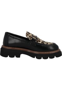 Mocasin de piel negra con parte superior de piel de leopardo, con una hebilla decorativa y una suela gruesa de goma negra texturizada.