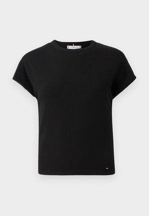T-shirt nera a coste con maniche corte, scollatura rotonda e un piccolo logo accentato sull'orlo. Realizzata in un tessuto morbido ed elastico.