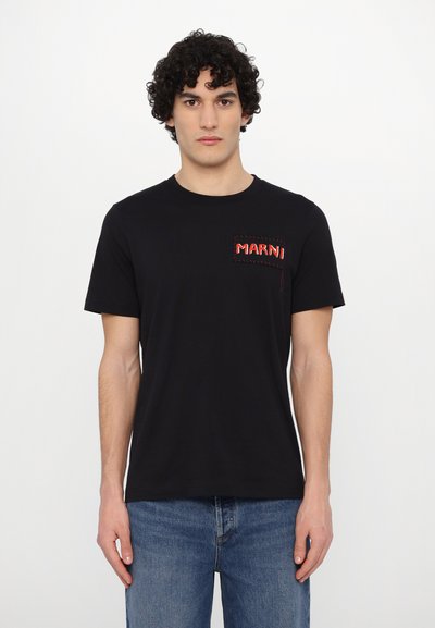 Sort bomulds T-shirt med rund hals, korte ærmer, med et rødt "MARNI" logo på venstre brystlomme med kontraststing.