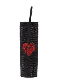 Vaso negro adornado con rhinestones negros, con un diseño de corazón rojo y una pajita negra en la parte superior. La superficie texturizada añade brillo.