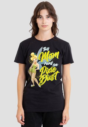 Schwarzes T-Shirt mit einem Grafikdesign einer Fee in einem grünen Outfit, mit dem Text "Diese Mama läuft mit Feenstaub" in leuchtendem Gelb und Weiß.