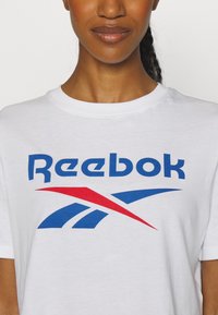 Reebok CROP TEE - Marškinėliai su spaudiniu - white