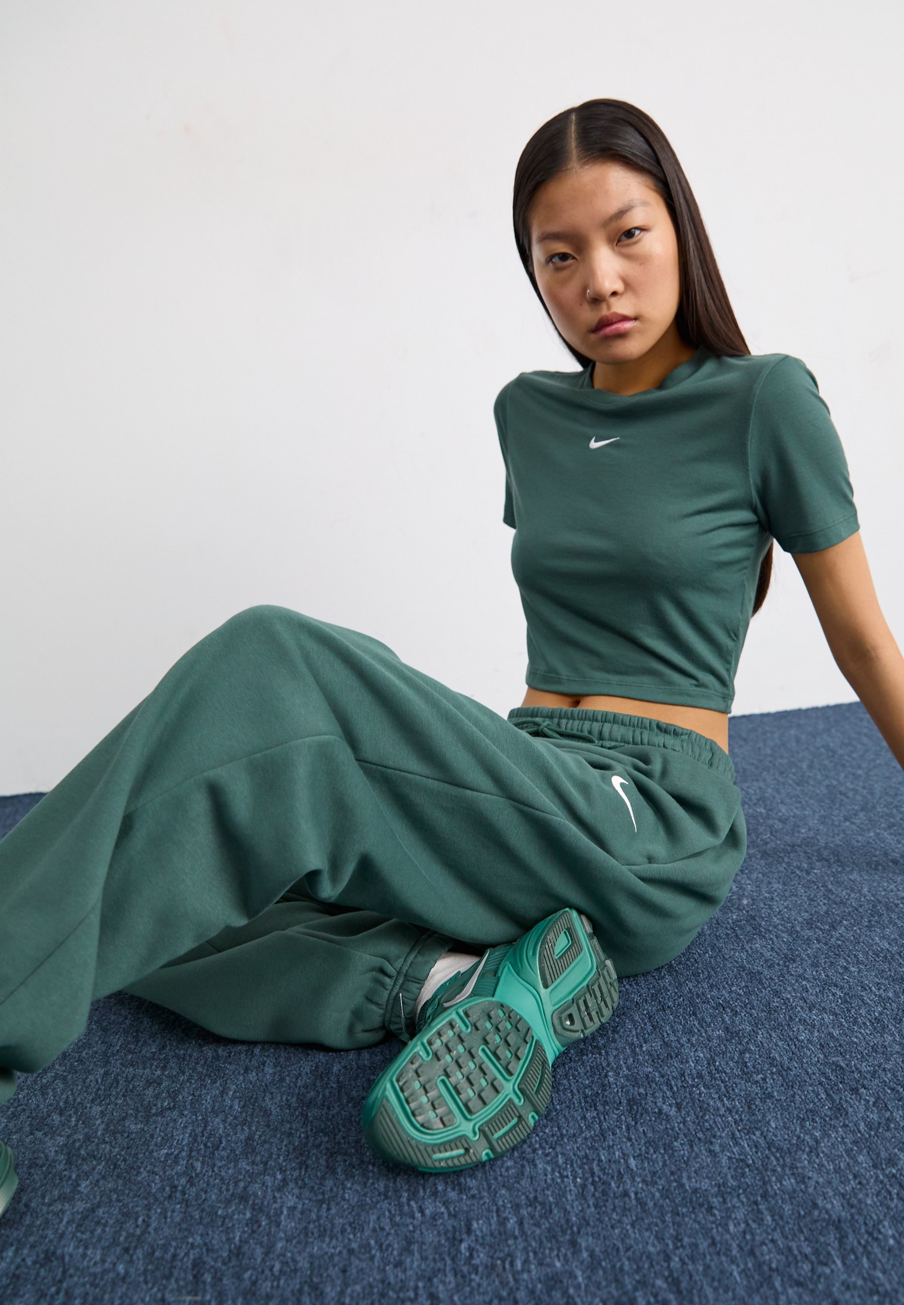 nike vintage cropped joggers