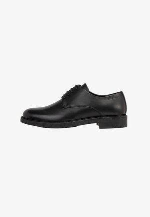 Chaussure habillée en cuir noir avec une finition lisse, bout arrondi, design à lacets à cinq œillets et un petit talon carré. Silhouette simple et classique.