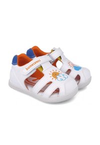 Sandali bianchi per bambini con una cinghia in velcro, interni arancioni e dettagli blu. Presentano grafiche di sole e nuvole sui lati.