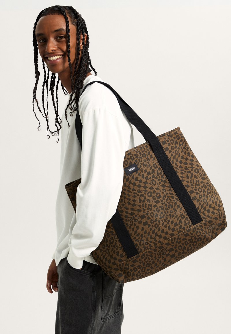 Shopper met luipaardprint in bruin met zwarte accenten. Voorzien van twee stevige schouderbanden en een rechthoekige vorm, gemaakt van duurzaam stof.