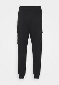 Svarta sweatpants med slim fit, elastisk midjeband, sidofickor och vit logodetalj längs sidsömmen.