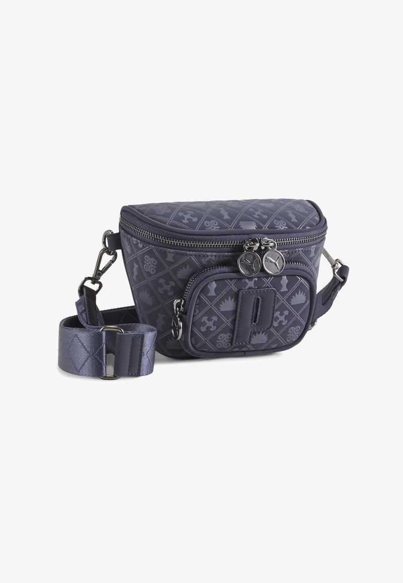 Granatowa torba na ramię z teksturowanego materiału, z główną komorą na zamek błyskawiczny, przednią kieszenią oraz regulowanym paskiem z metalowymi akcentami.