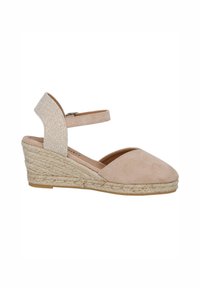 Espadrilla con zeppa in suede nude, cinturino testurizzato sul tallone e piattaforma in juta intrecciata. Punta chiusa con una leggera forma appuntita.