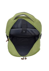 Grüner Stoff-Rucksack mit weitem Öffnungsbereich, grauer Innenauskleidung und zwei braunen Leder-Zipper-Ziehen. Das Innere verfügt über einen gepolsterten Unterteiler und eine Tasche.