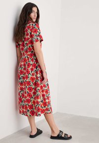Seasalt Cornwall Vestido camisero - red stripey floral moss