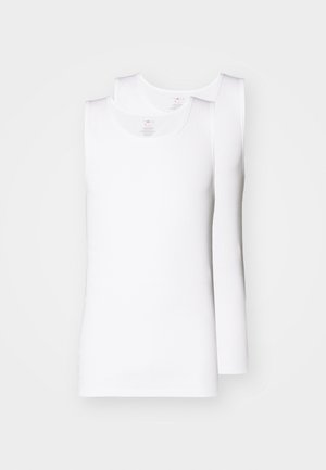 Due magliette in cotone bianco sono esposte. Presentano un collo tondo, un design senza maniche con una texture liscia e una vestibilità aderente.