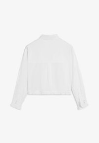 Chaqueta blanca corta hecha de tela suave, con cuello, dos bolsillos traseros y dobladillo con volantes en los puños.