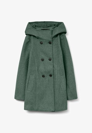 Abrigo verde de doble botonadura con capucha, confeccionado en tejido texturizado. Cuenta con botones negros y bolsillos laterales.
