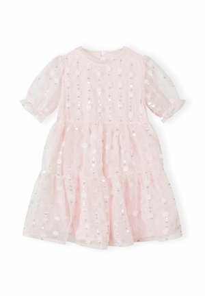 Vestido rosa con mangas abullonadas de tres cuartos, volantes en capas y adornos de lentejuelas con un patrón floral. Tela suave y translúcida.