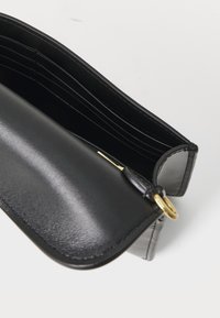 COACH SPAZZOLATO TABBY CHAIN - Pochette - black