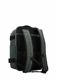 Mochila de color verde oscuro con correas de malla acolchada, compartimentos con cremallera y hebillas laterales ajustables para un transporte seguro y un fácil acceso.