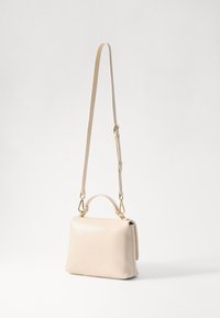 Beige skinnveske med en strukturert form, topphåndtak og justerbar stropp. Har detaljer i gulltone og en glatt tekstur.