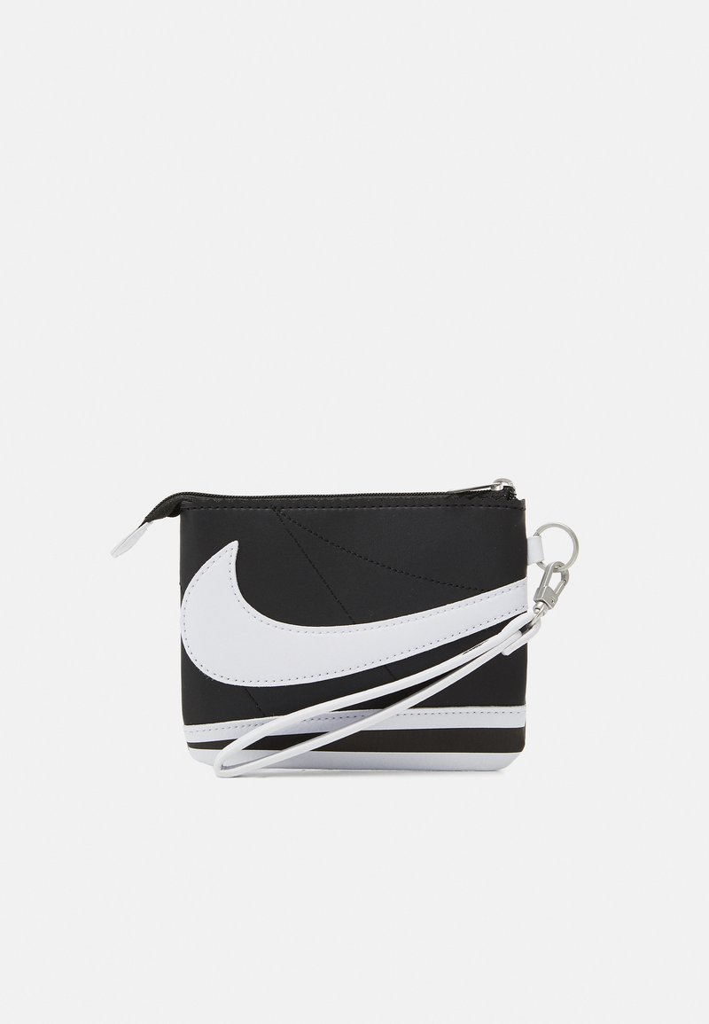 Čierna látková taška so bielym logom Nike, so zipsom a nastaviteľným popruhom. Má textúrované vzory a obdĺžnikový tvar.