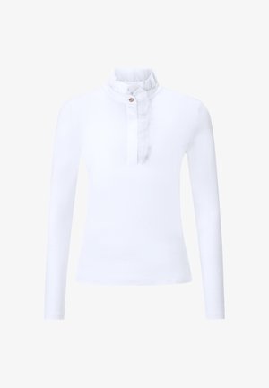 Haut à manches longues blanc avec un col haut à volants, fermeture par un unique bouton et une coupe ajustée. Texture lisse, sans motifs ni accents.
