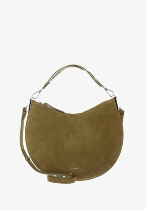 Sac à main croissant en daim vert olive avec bandoulière amovible et ferrures argentées, fermeture éclair et petit logo de marque embossé.