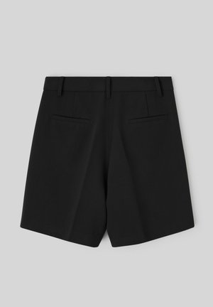 Shorts noirs sur mesure avec un devant plat, deux poches arrière et une texture lisse. Le design présente une coupe nette et une ceinture structurée.