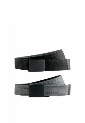 Dos cinturones de tela, uno negro y uno gris, cada uno con una hebilla rectangular de metal negro, mostrados enrollados sobre un fondo blanco.